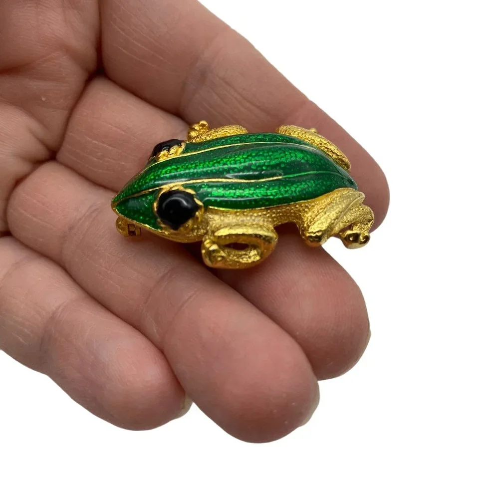 Frog brooch lapel pin green enamel gold tone black eyes unmarked reptile amphibi